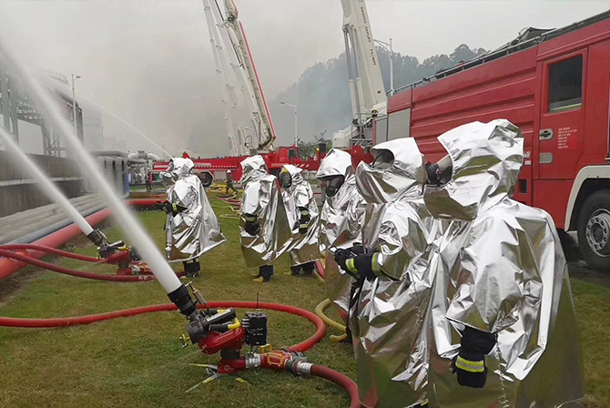 上海誠格超輕便攜隔熱斗篷亮相廣州大型石油化工滅火救援實戰(zhàn)演練現(xiàn)場